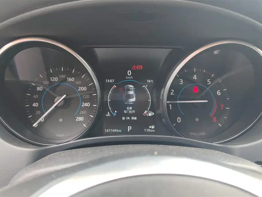 Jaguar XE 2017 — фото 14