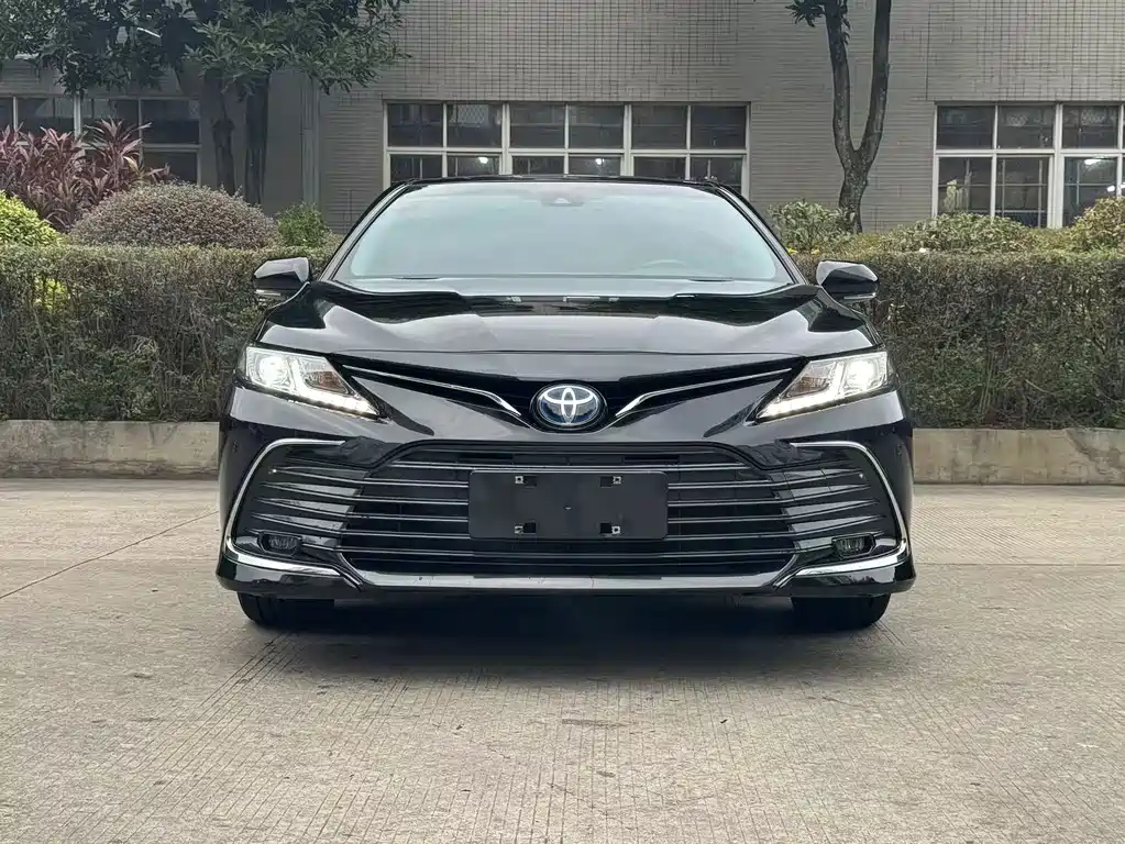 Toyota Camry 2022 — фото 2
