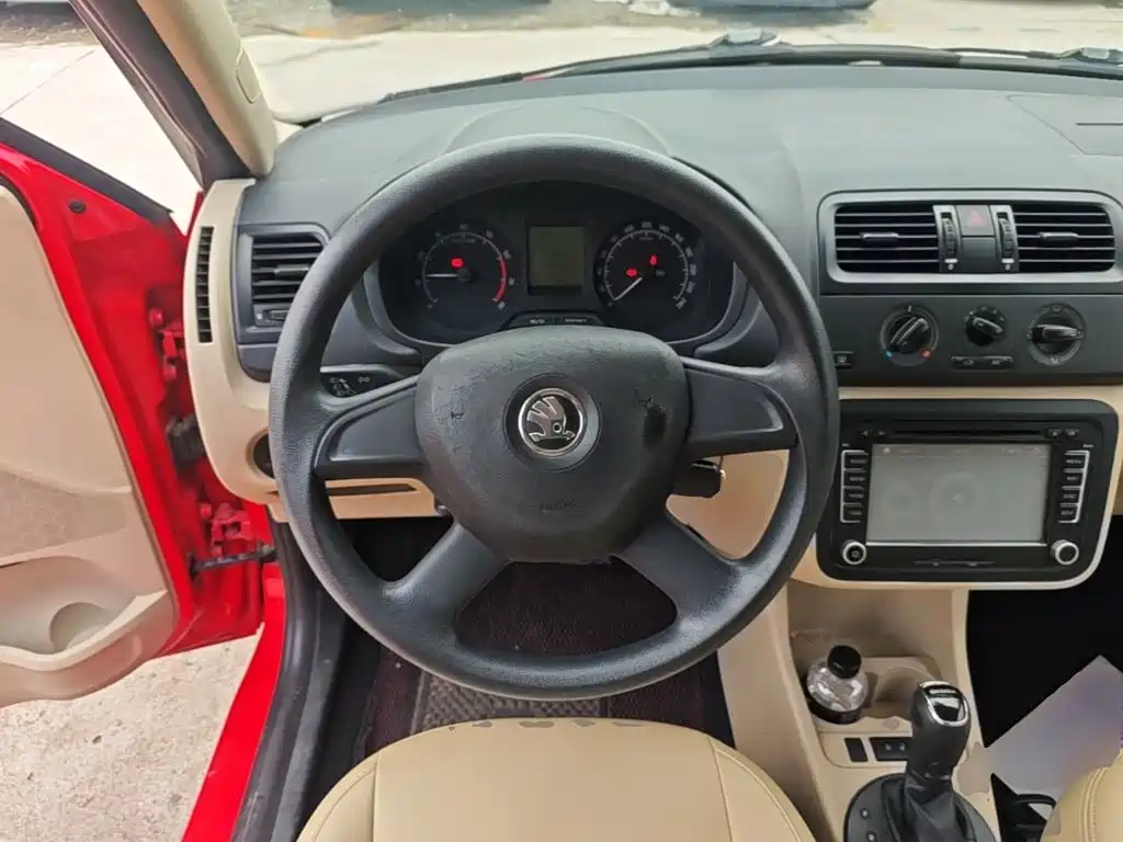 Skoda Fabia 2015 — фото 11