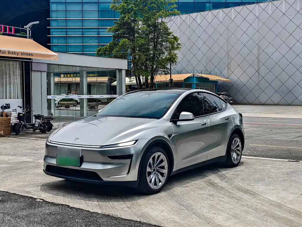 Tesla Model Y 2025