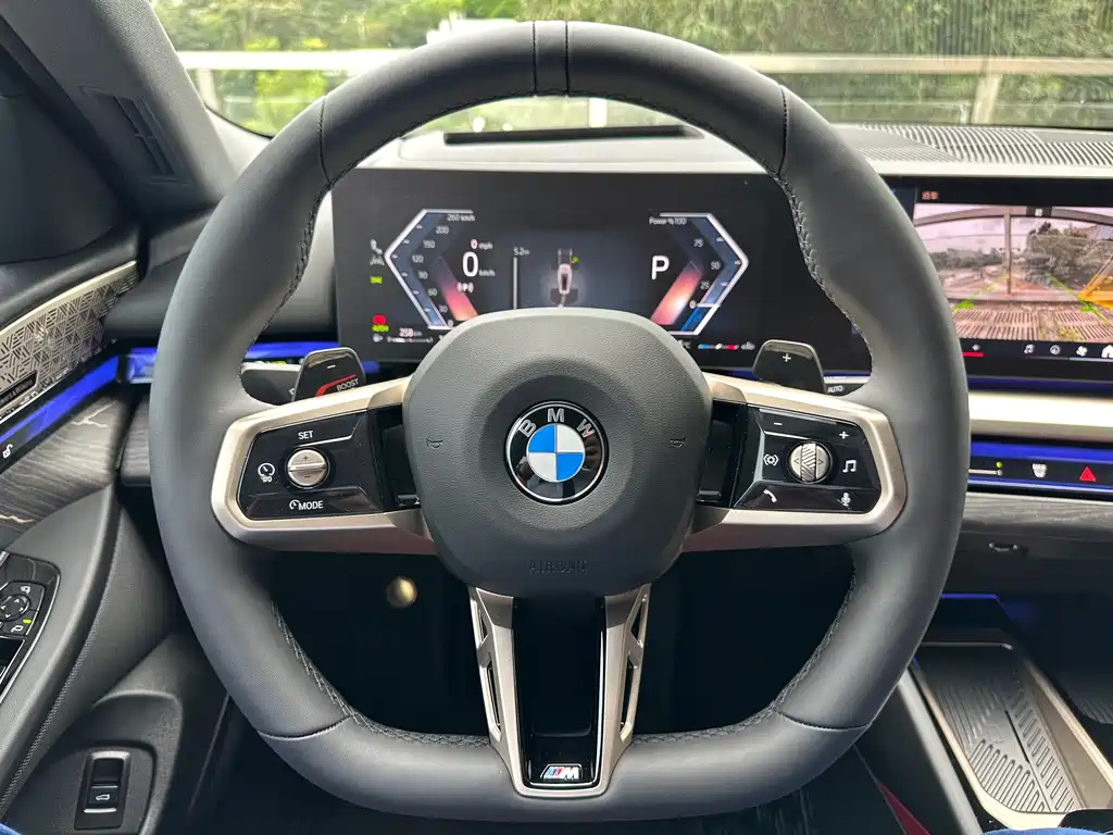 BMW 5 Series 2025 — фото 11