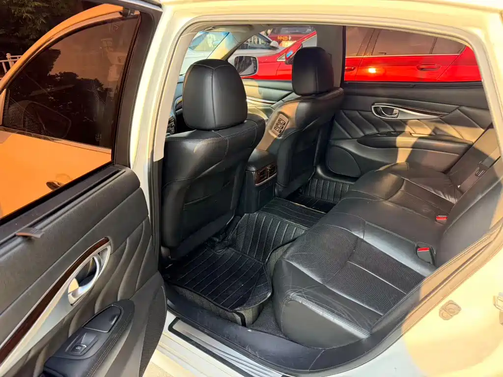 Infiniti Q70 2015