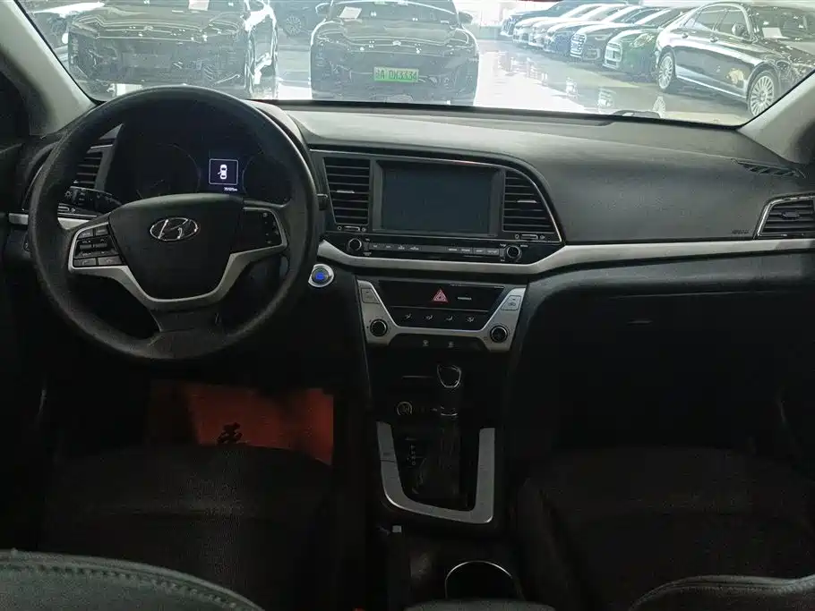 Hyundai Elantra 2018 — фото 12