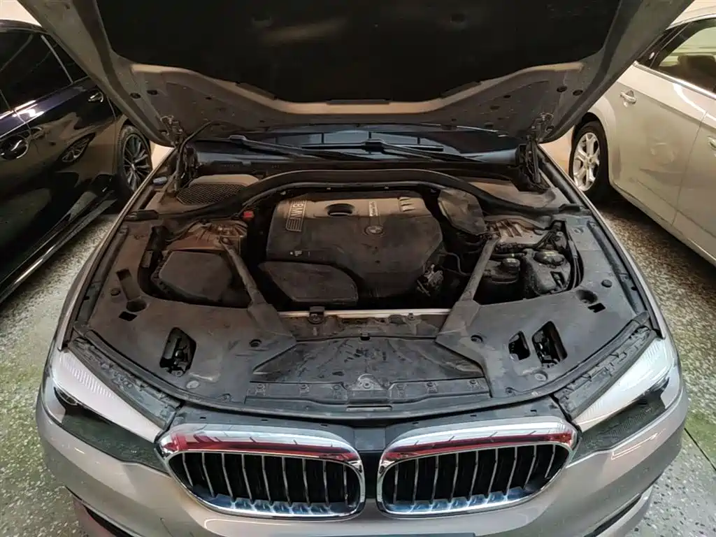BMW 5 Series 2018 — фото 20