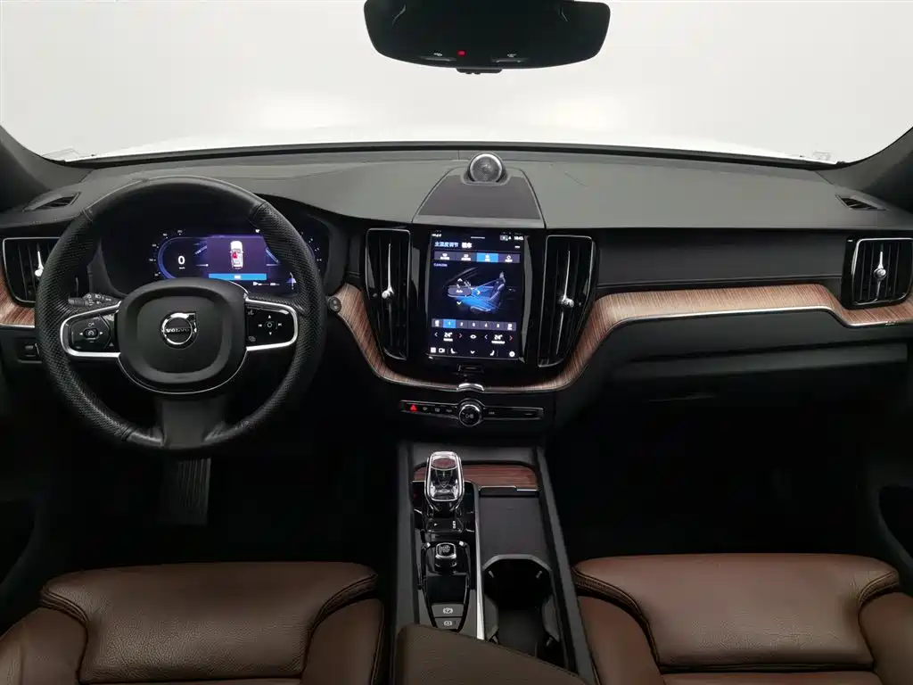 Volvo XC60 2022 — фото 5