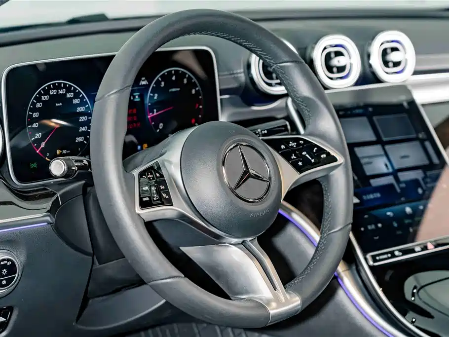 Mercedes-Benz C-Class 2025 — фото 10