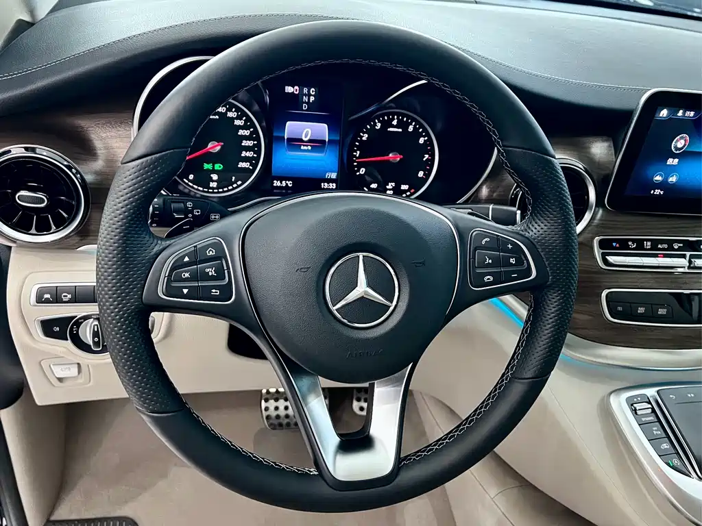 Mercedes-Benz V-Class 2023 — фото 15