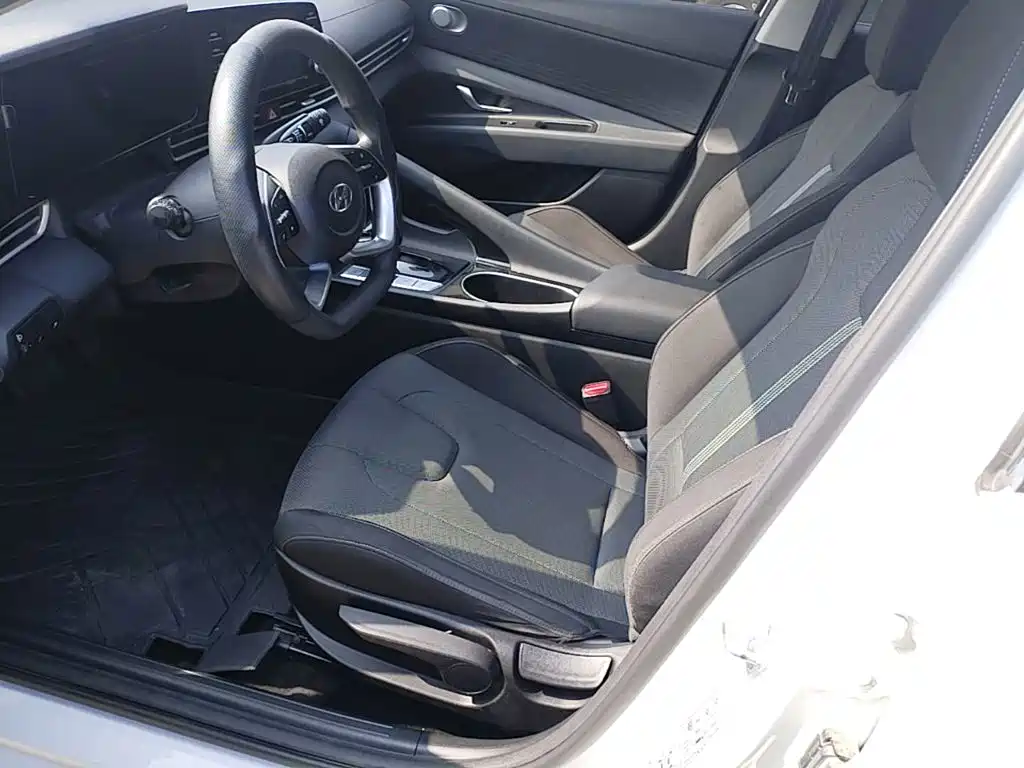 Hyundai Elantra 2023 — фото 15