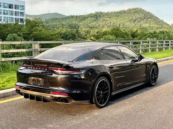 Porsche Panamera 2021