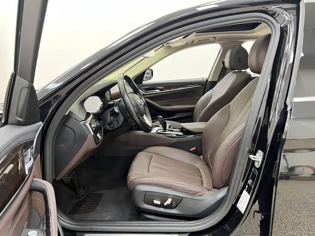 BMW 5 Series 2019 — фото 10
