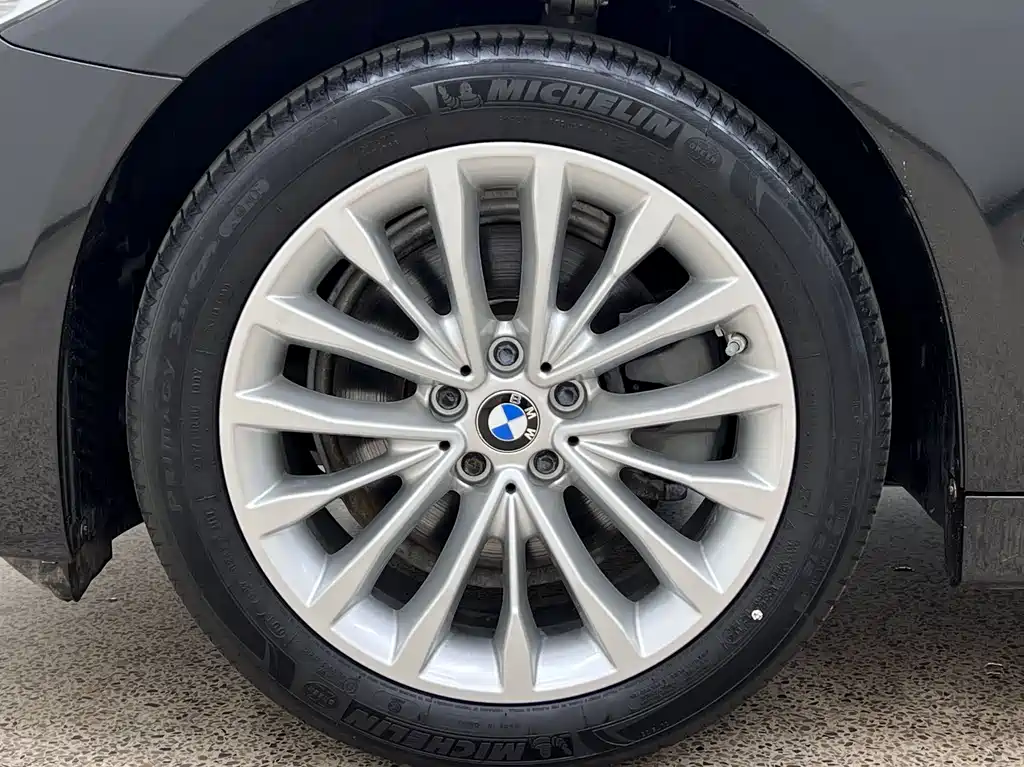 BMW 5 Series 2019 — фото 35