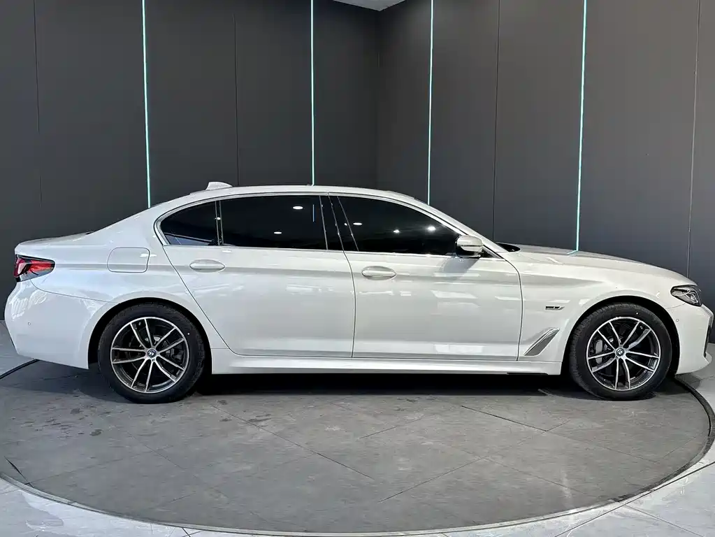 BMW 5 Series New Energy 2022 — фото 5