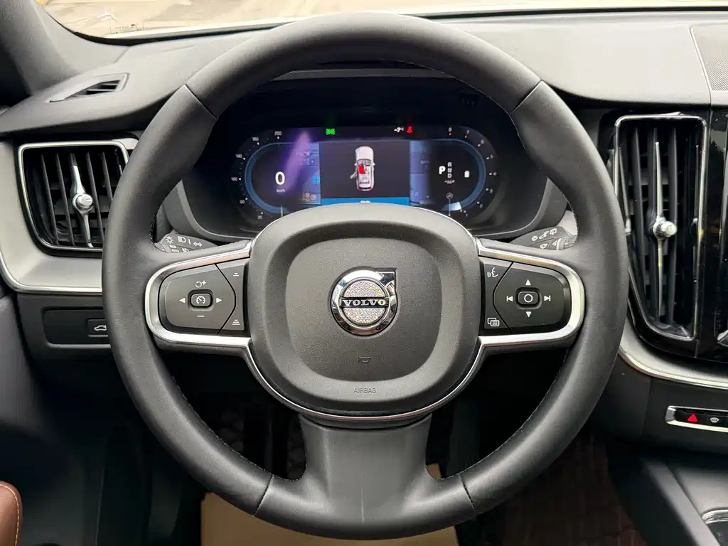 Volvo XC60 2022 — фото 11