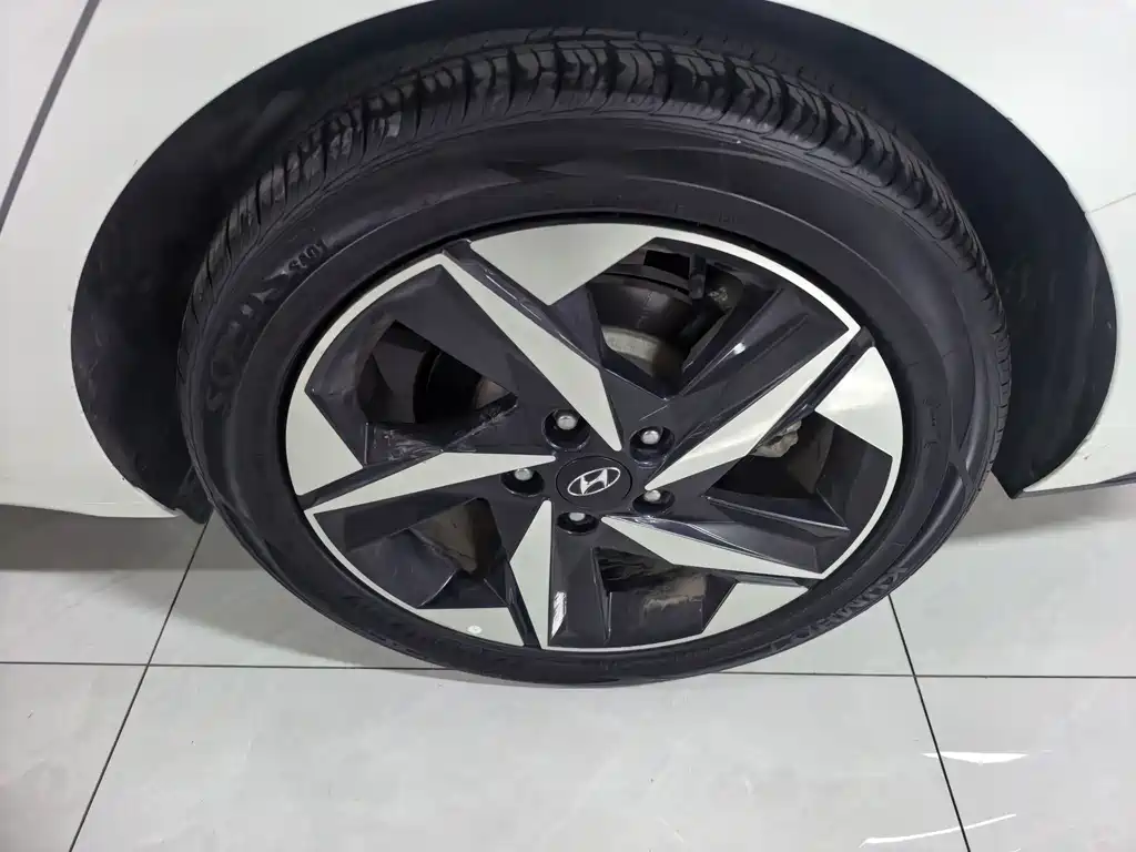 Hyundai Elantra 2023 — фото 4