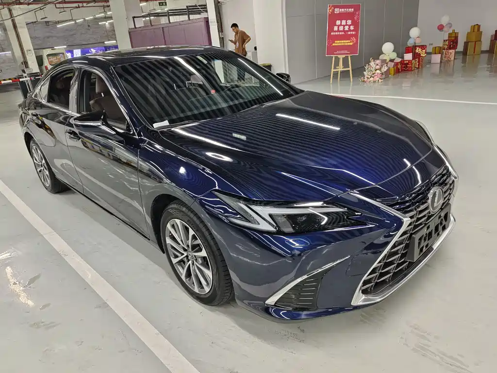 Lexus ES 2025