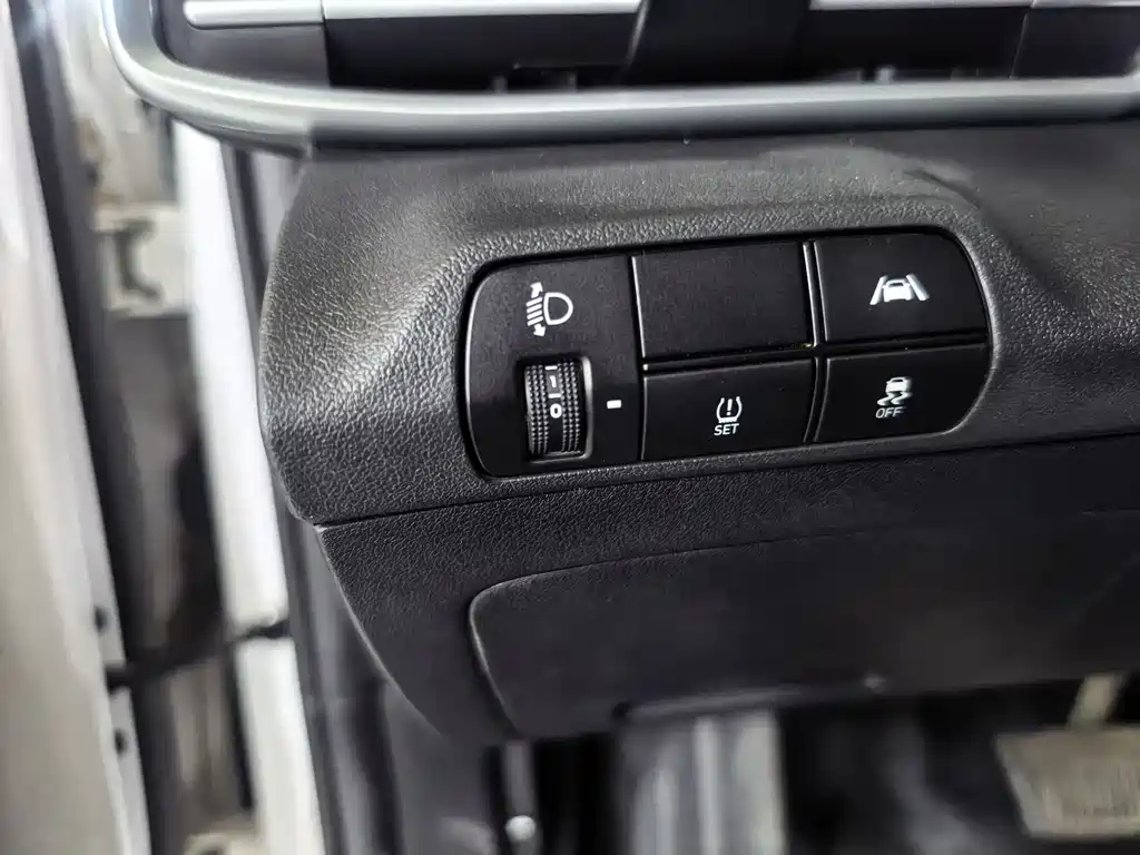 Hyundai Elantra 2023 — фото 10
