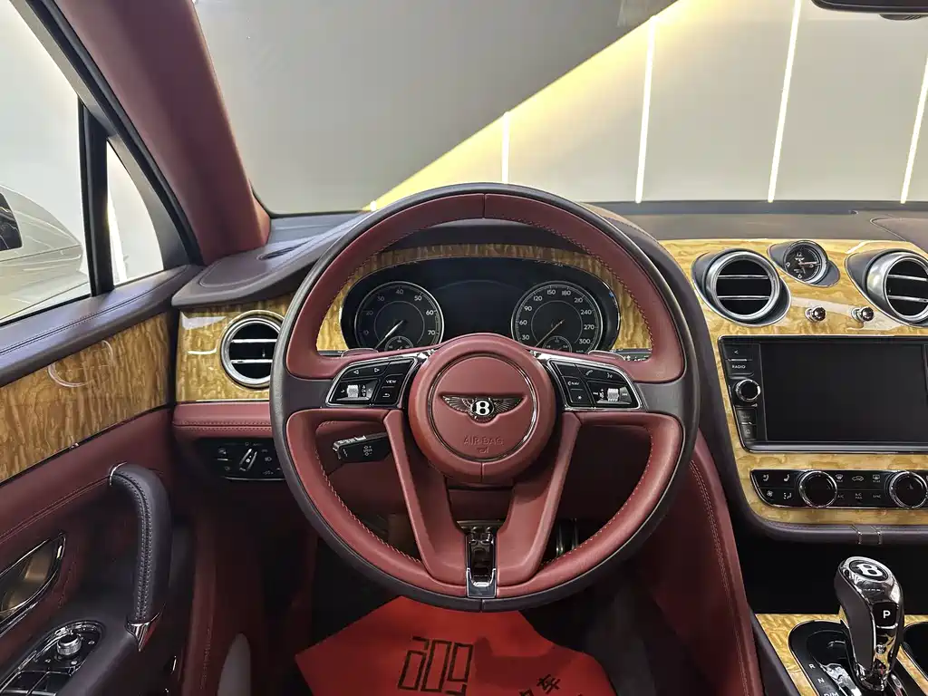 Bentley Bentayga 2017 — фото 15