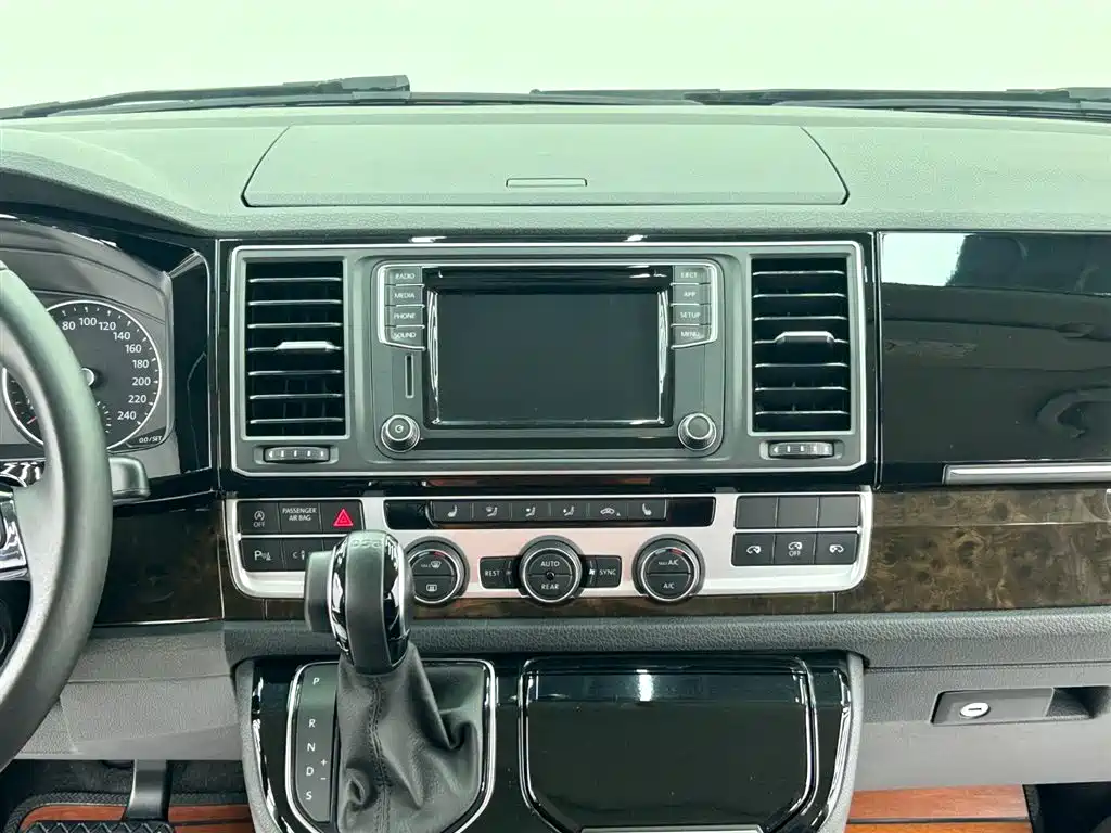 Volkswagen Multivan 2018 — фото 14