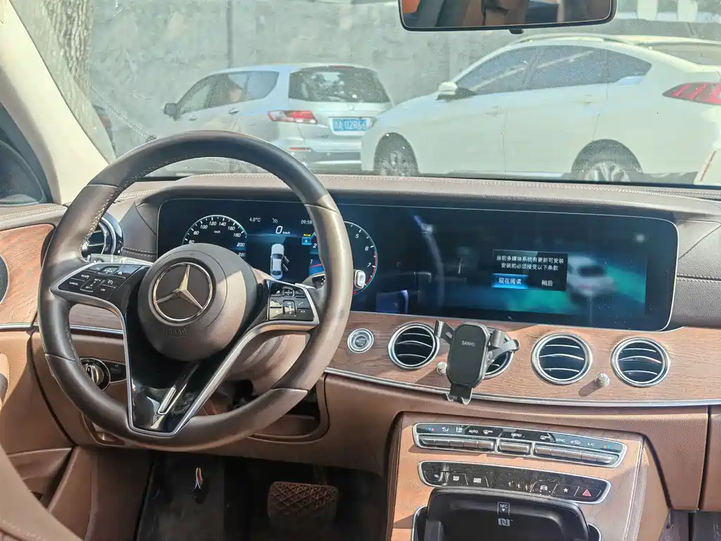 Mercedes-Benz E-Class 2023 — фото 10