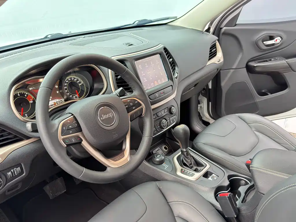 Jeep Cherokee 2016 — фото 11
