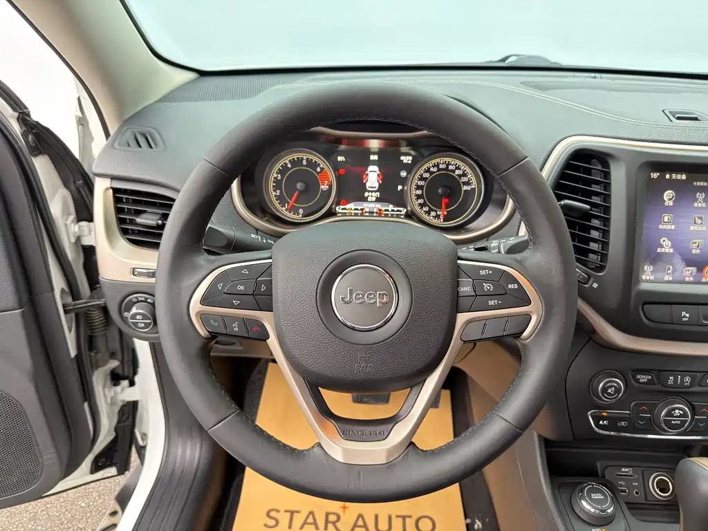 Jeep Cherokee 2016 — фото 12