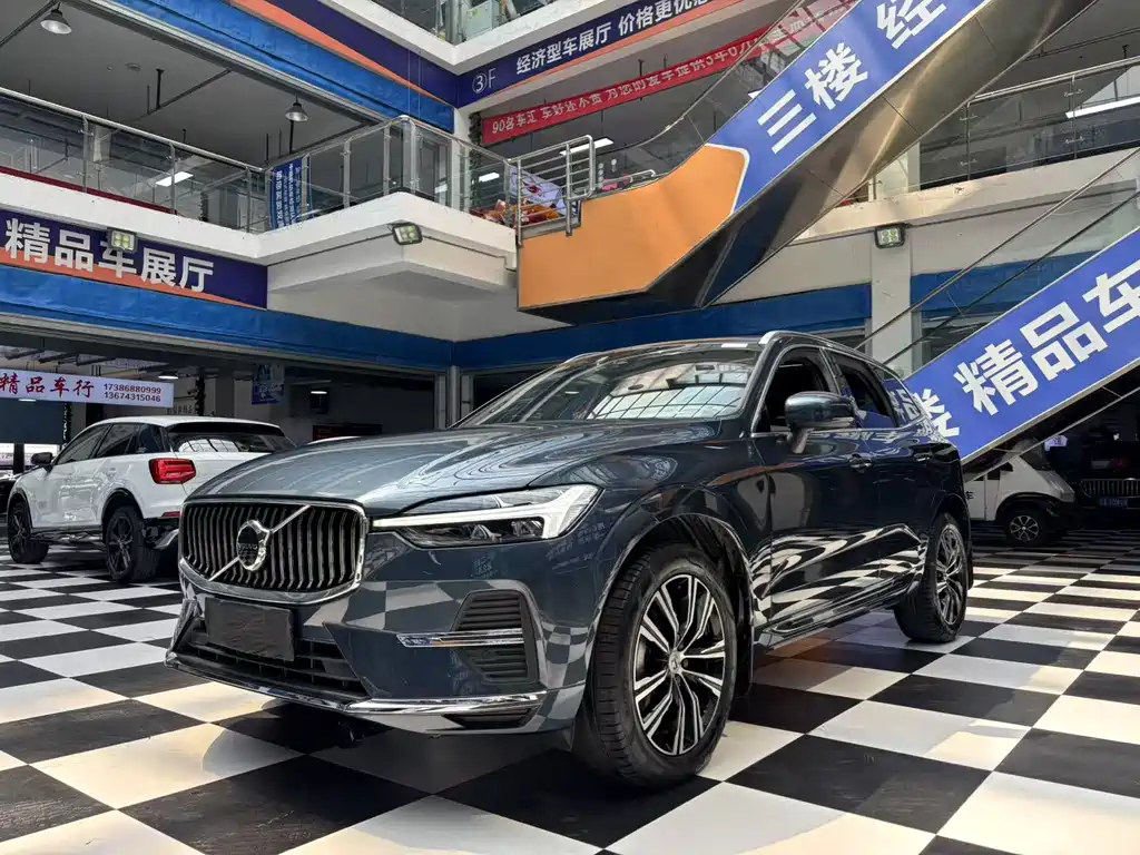 Volvo XC60 2022 — фото 1