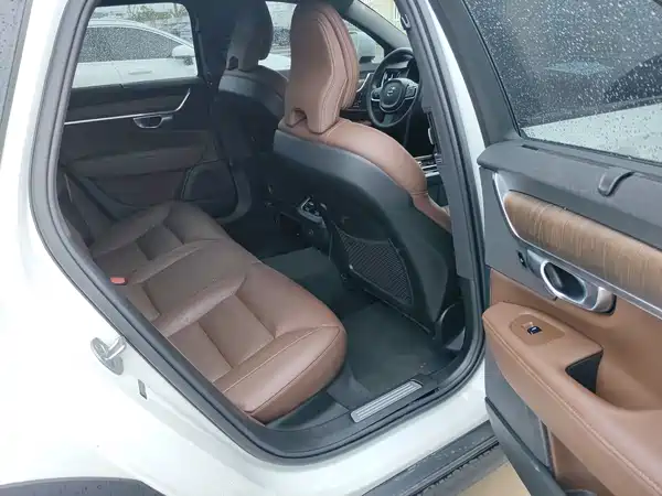 Volvo V90 2024