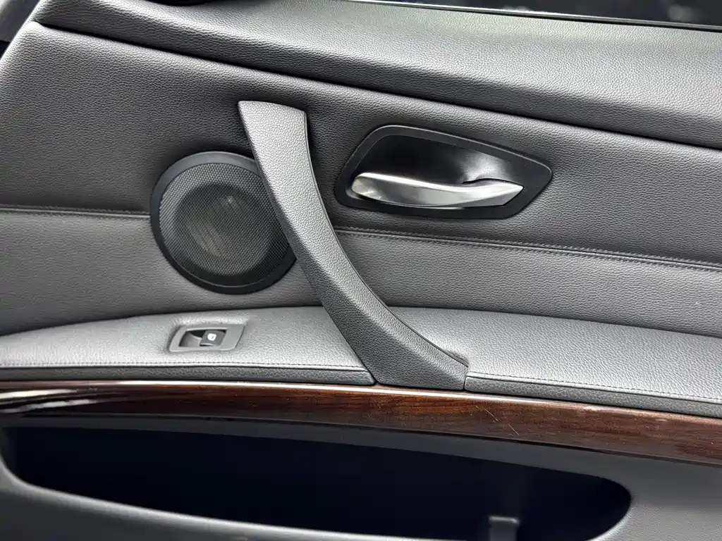 BMW 3 Series 2010 — фото 14
