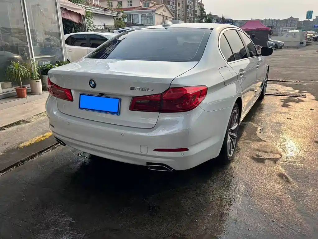 BMW 5 Series 2018 — фото 17