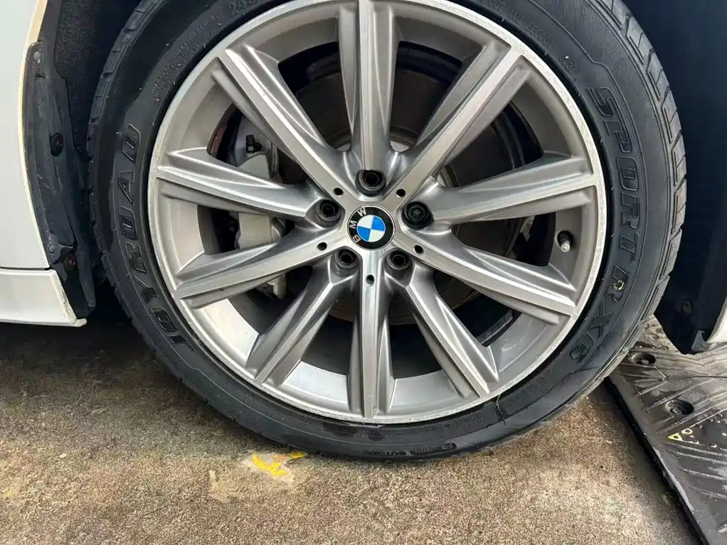 BMW 5 Series 2018 — фото 10