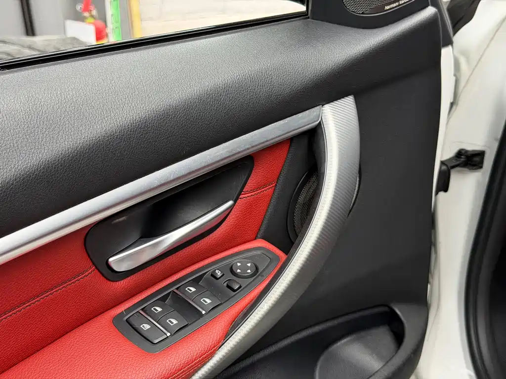 BMW 3 Series 2019 — фото 10