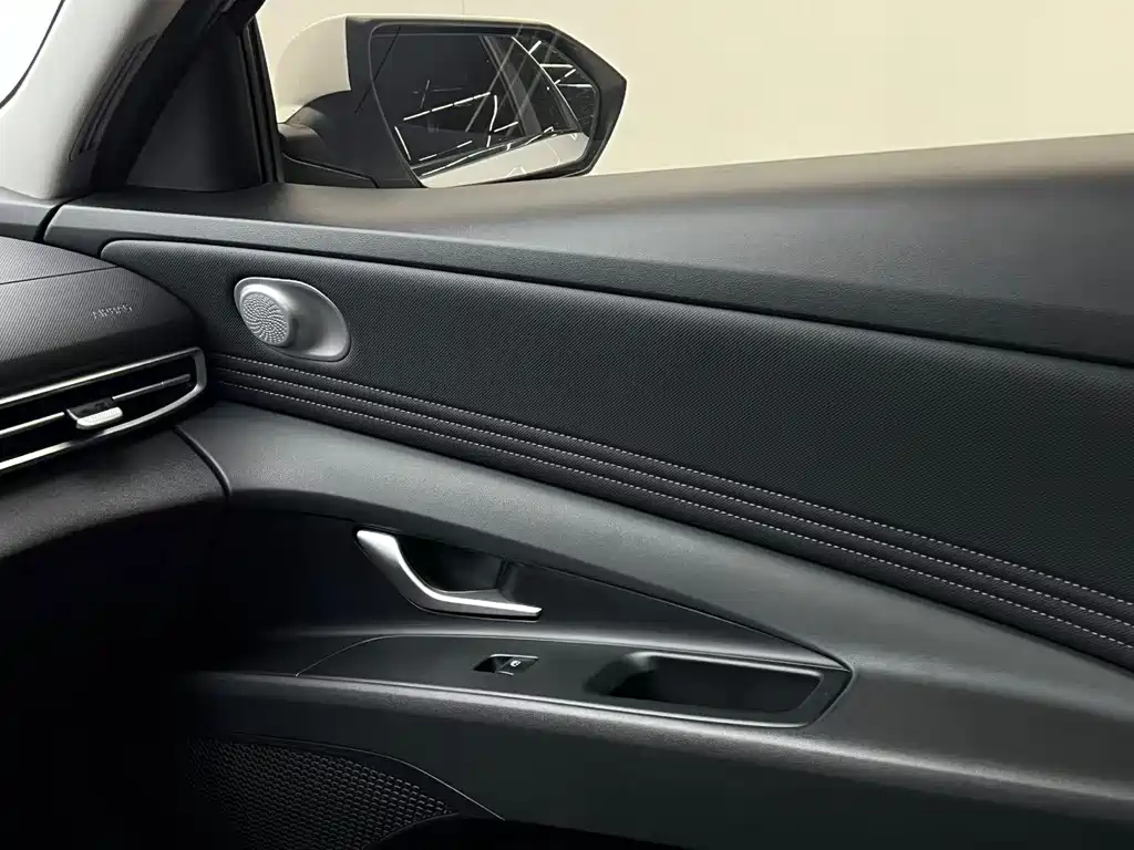 Hyundai Elantra 2023 — фото 20