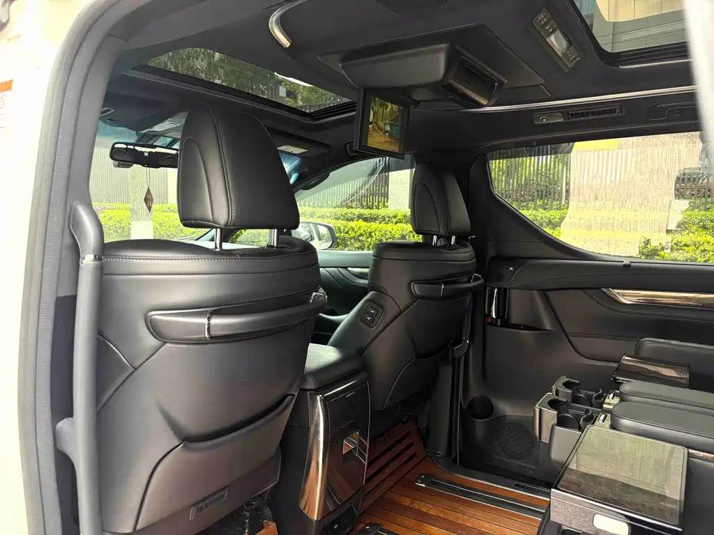 Toyota Alphard 2018 — фото 10
