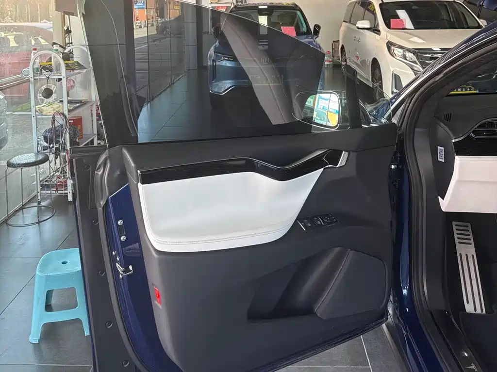 Tesla Model X 2016 — фото 17