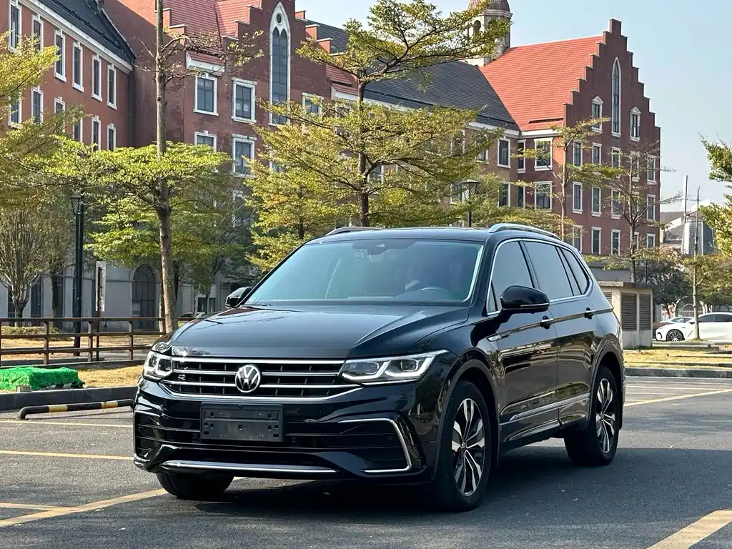 Volkswagen Tiguan L 2022 — фото 1