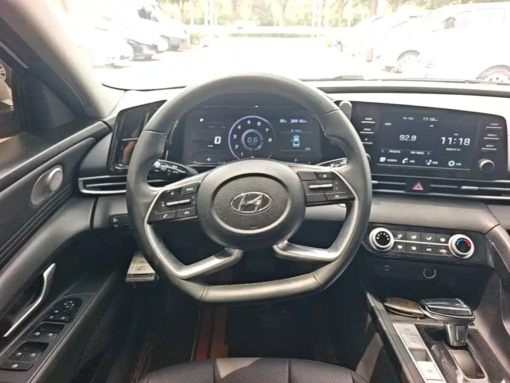 Hyundai Elantra 2023 — фото 11