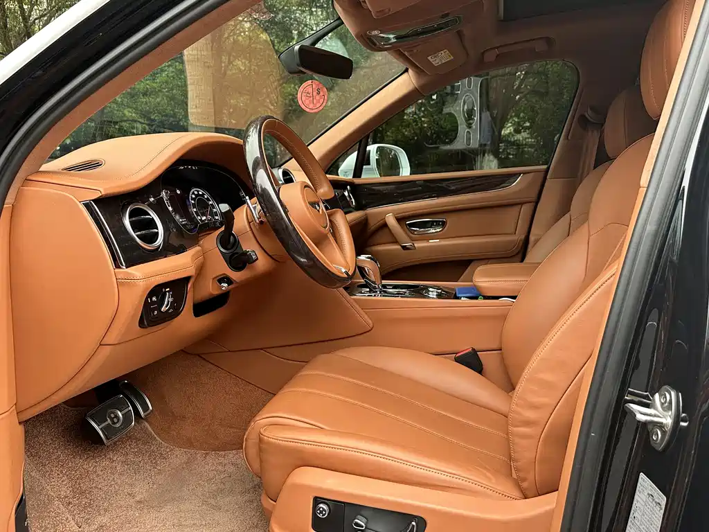 Bentley Bentayga 2019 — фото 14