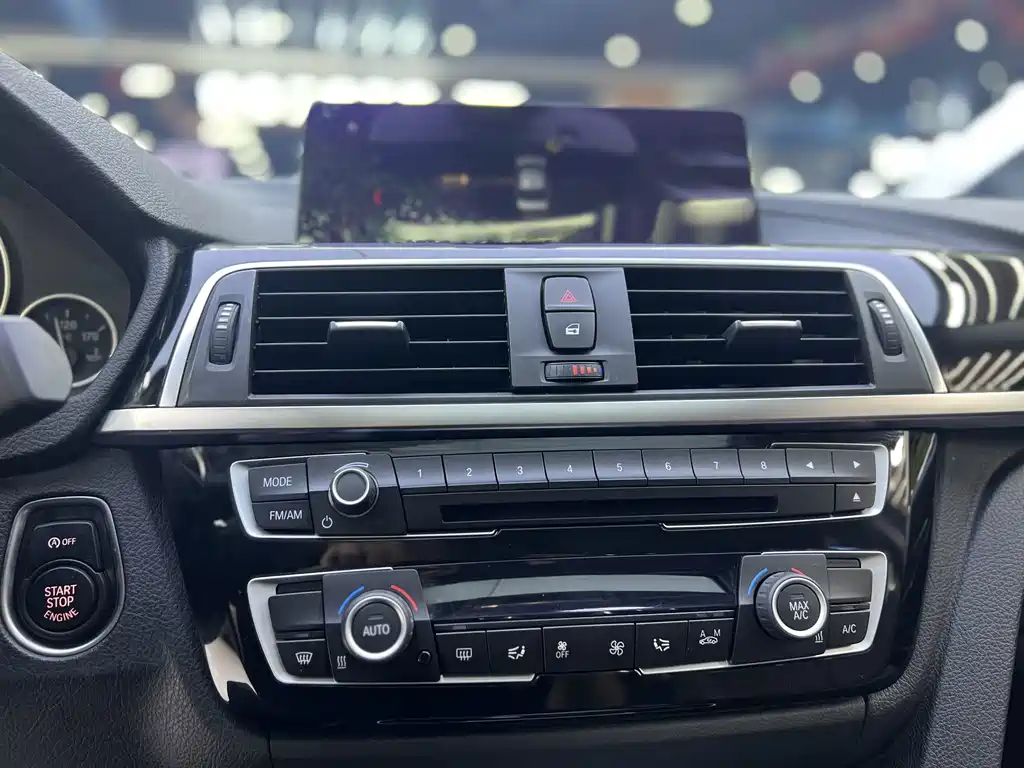 BMW 3 Series 2018 — фото 13