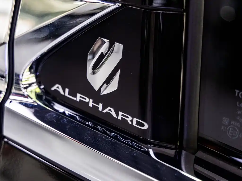 Toyota Alphard — фото 12