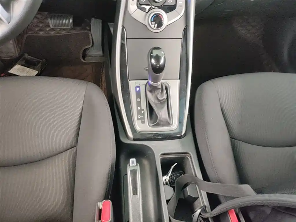 Hyundai Elantra Langdong 2017 — фото 14
