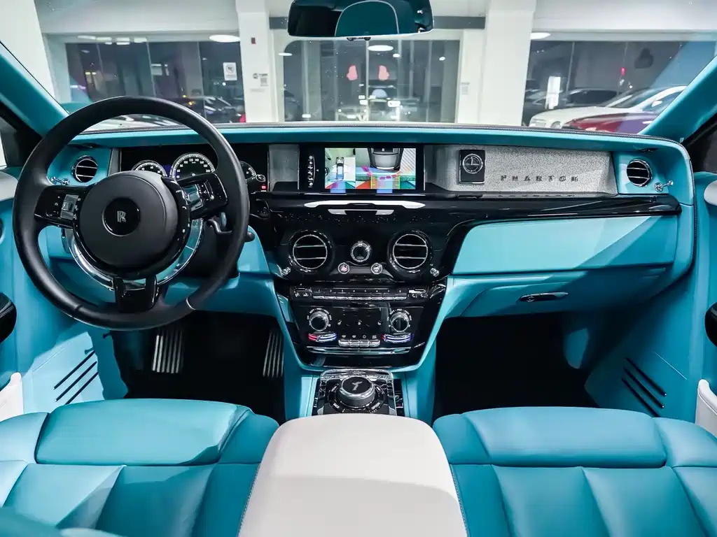 Rolls-Royce Phantom 2020 — фото 11