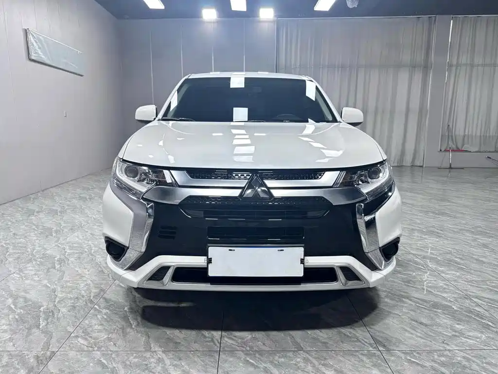 Mitsubishi Outlander 2023 — фото 2