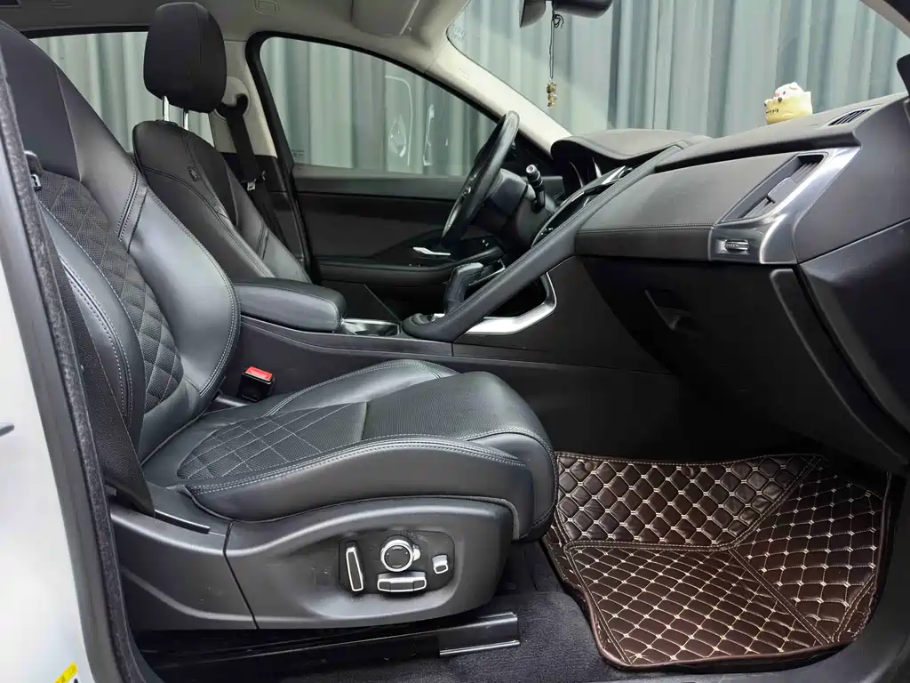 Jaguar E-PACE 2020 — фото 14