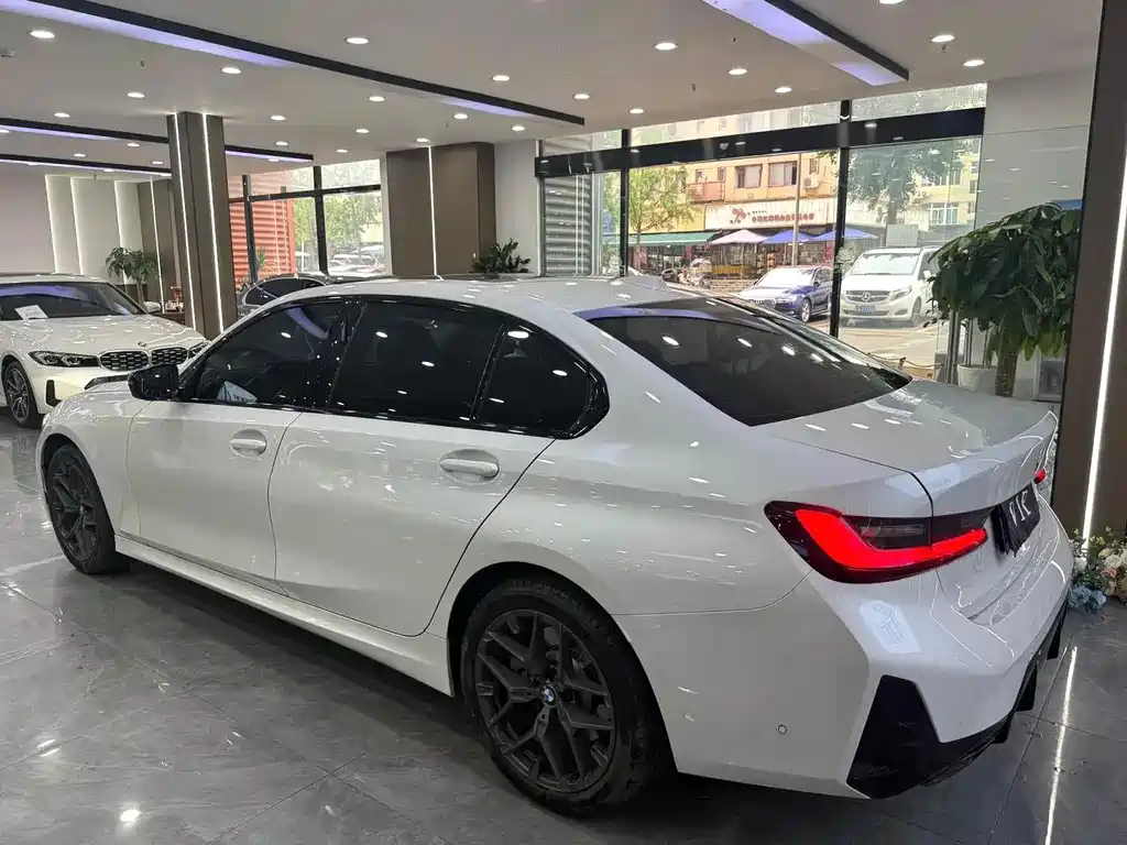 BMW 3 Series 2025 — фото 10