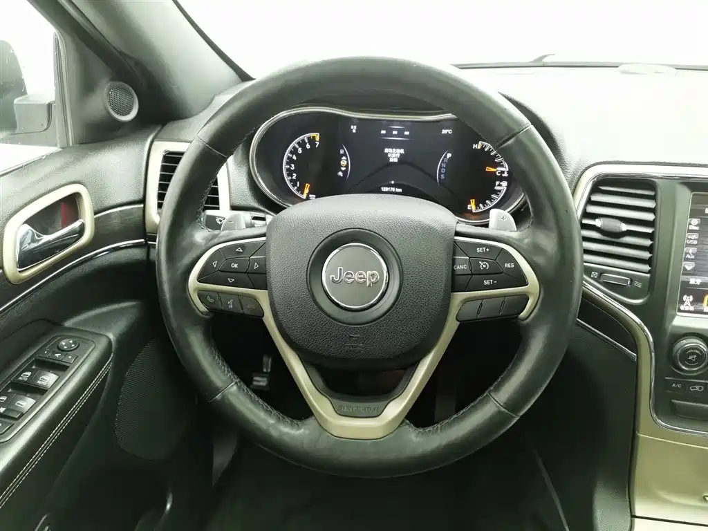 Jeep Grand Cherokee 2014 — фото 11