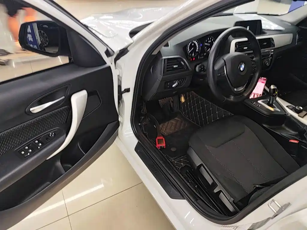 BMW 1 Series 2019 — фото 16