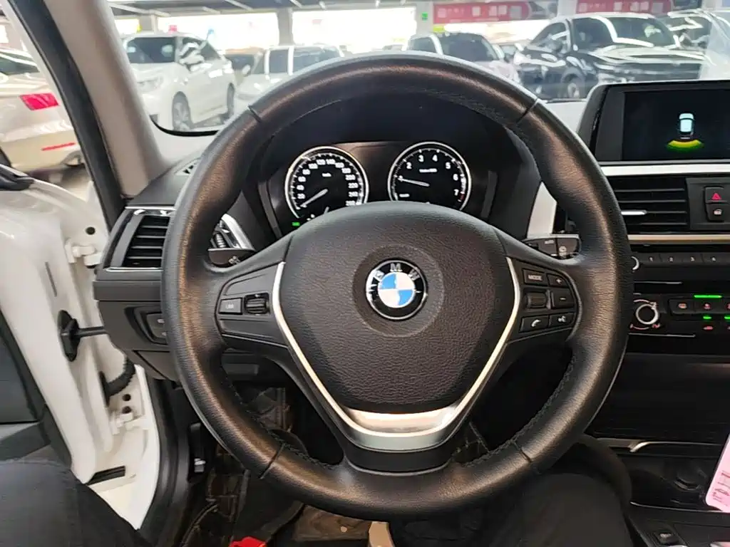 BMW 1 Series 2019 — фото 11