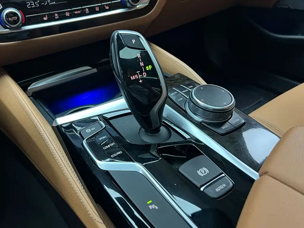 BMW 5 Series 2019 — фото 15