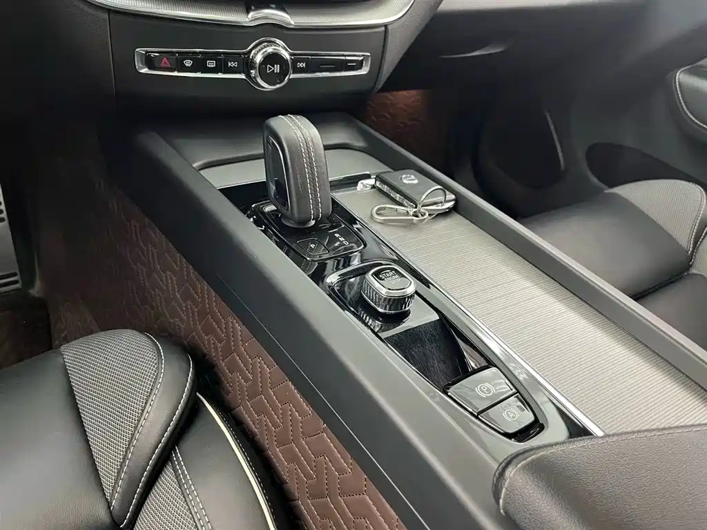 Volvo XC60 2022 — фото 9