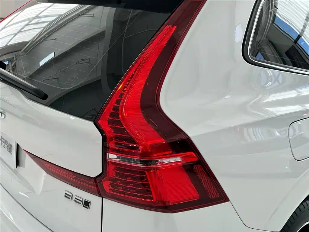 Volvo XC60 2022 — фото 15